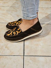 Cargar imagen en el visor de la galería, Zapato ariat para dama pelo de vaca