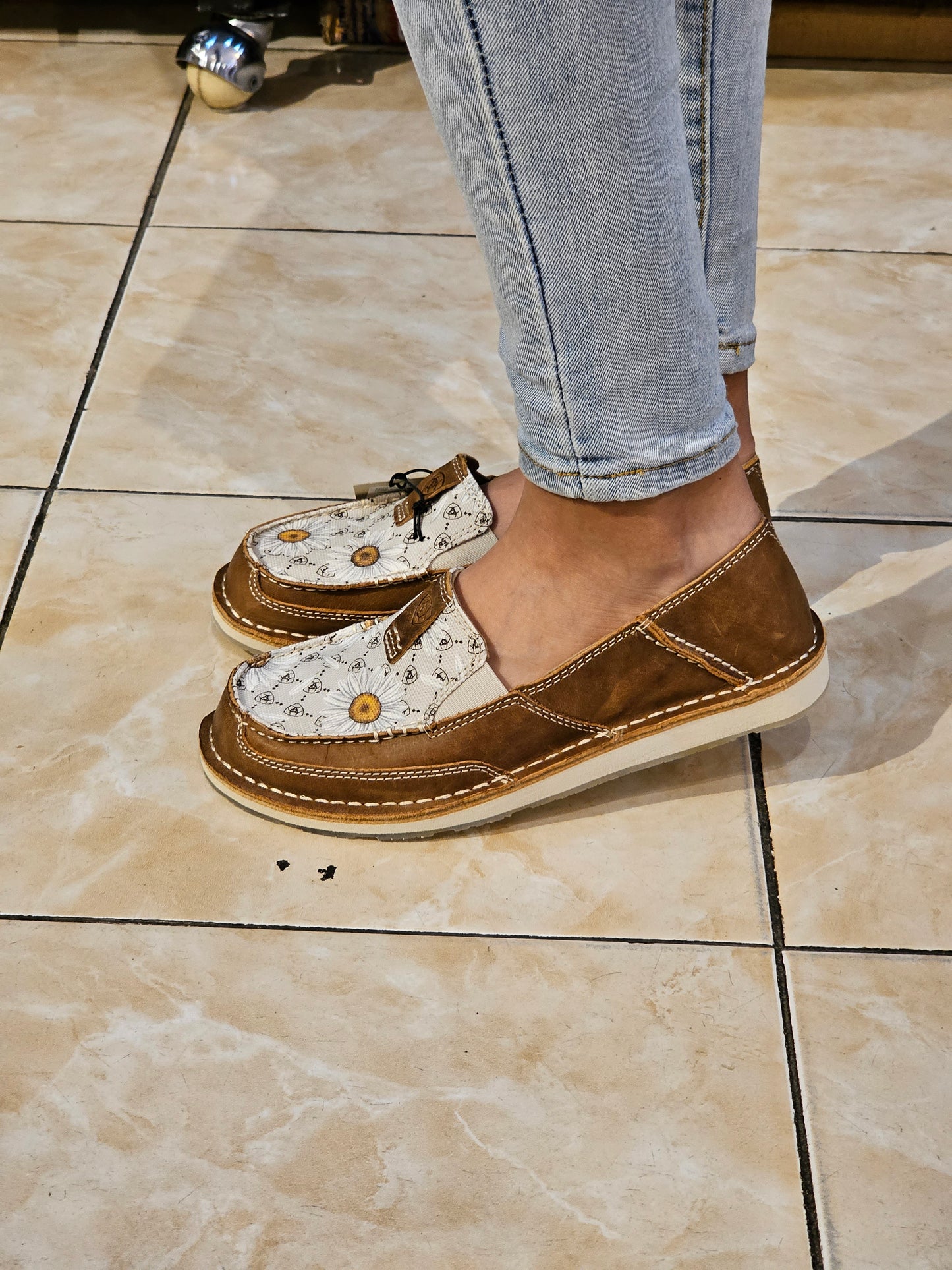 Zapato ariat para dama estampado de flor