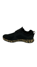 Cargar imagen en el visor de la galería, Tenis negro leopardo para dama marca Ariat
