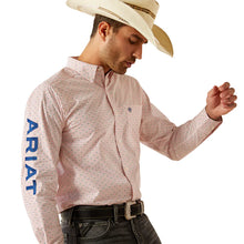 Cargar imagen en el visor de la galería, Camisa ARIAT rosa con diseño logo azul