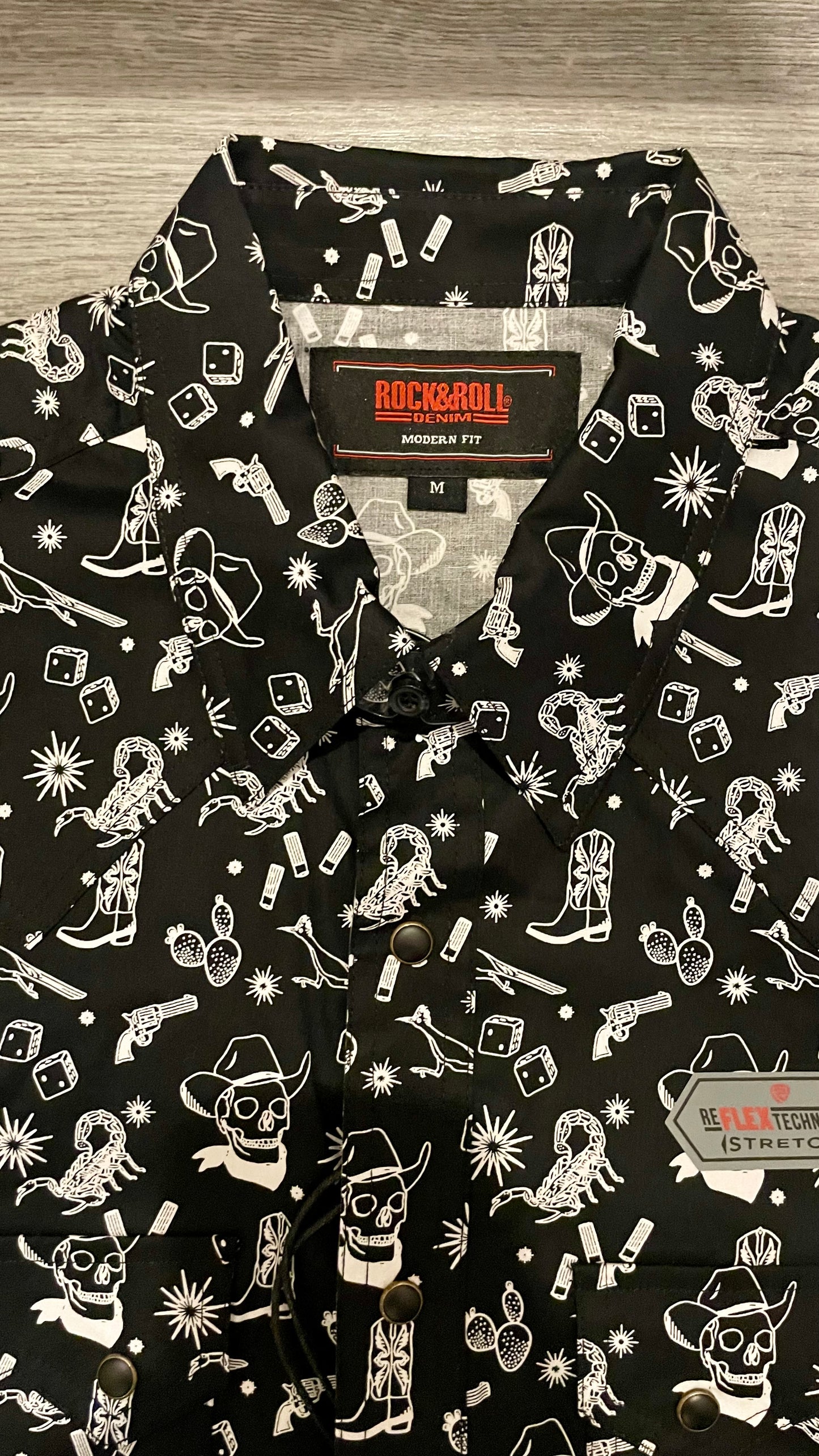 Camisa manga corta rock and roll negro con estampado