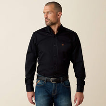 Cargar imagen en el visor de la galería, Camisa Ariat Solid Twill Negro Corte Fitted
