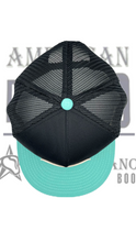 Cargar imagen en el visor de la galería, Gorra de camionero clásica de Rough Hand Brand

