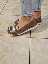 Cargar imagen en el visor de la galería, Zapato ariat para dama estampado de flecha azteca
