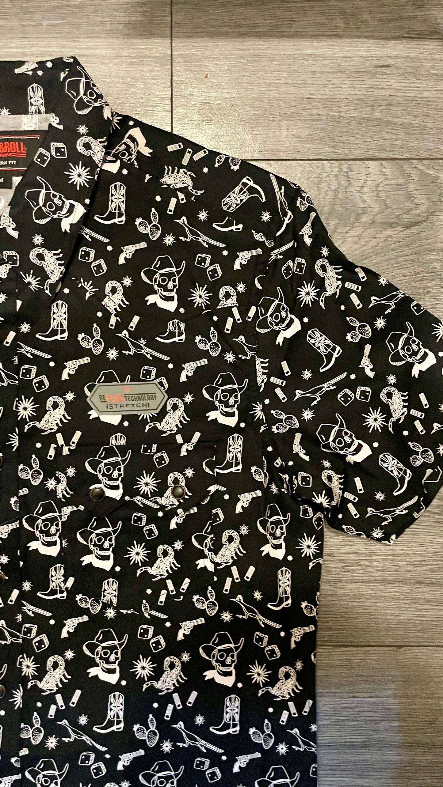 Camisa manga corta rock and roll negro con estampado