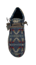 Cargar imagen en el visor de la galería, Zapato Ariat caballero con diseño azteca en azul y colores
