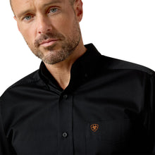 Cargar imagen en el visor de la galería, Camisa Ariat Solid Twill Negro Corte Fitted
