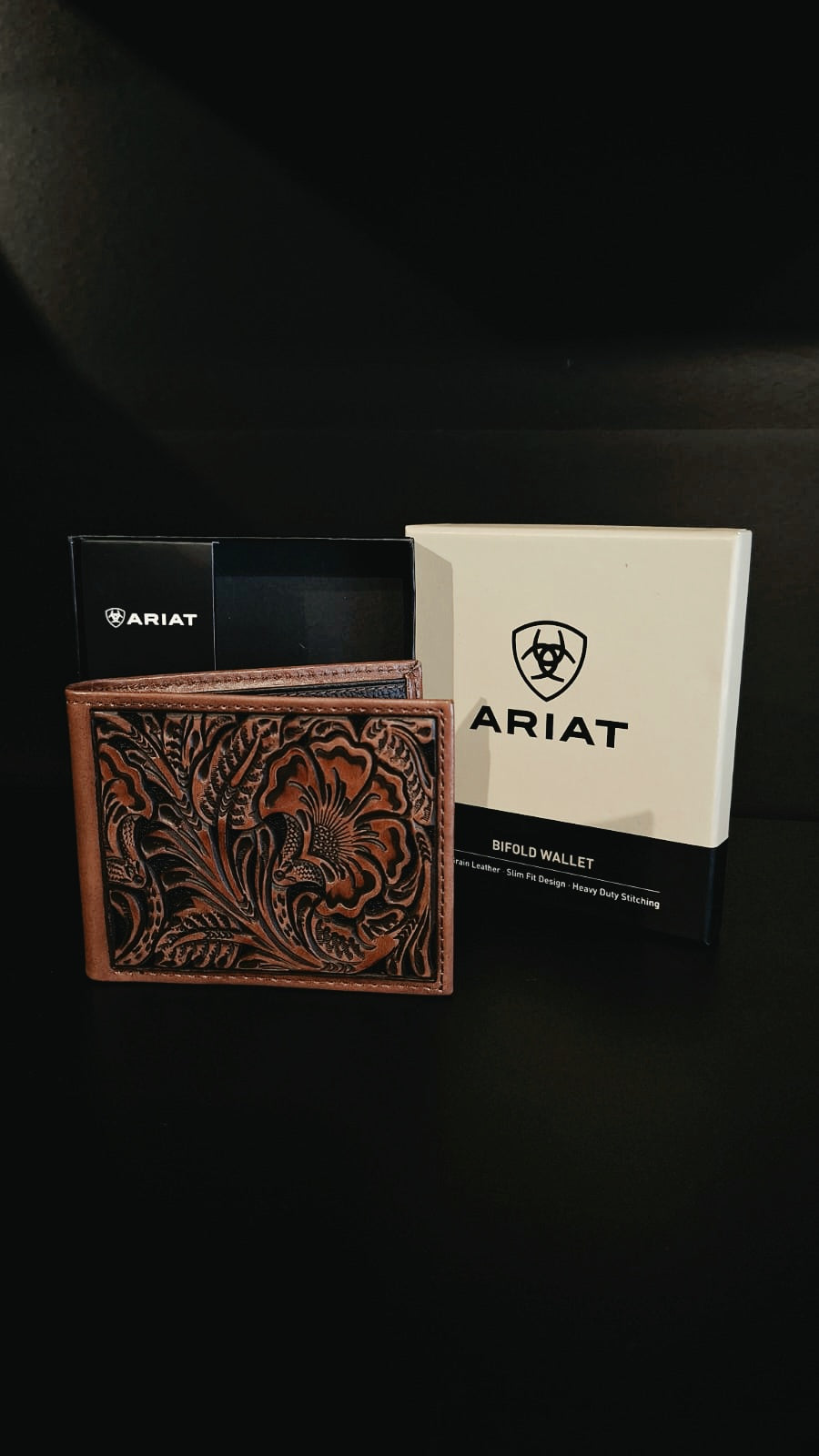 Billetera ARIAT cincelada con resaque