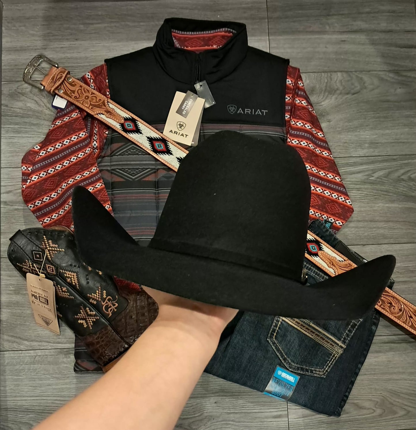 Outfit hombre chaleco retro ARIAT
