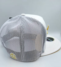 Cargar imagen en el visor de la galería, Gorra LOST CALF ( EDICION ESPECIAL) bull oro metal
